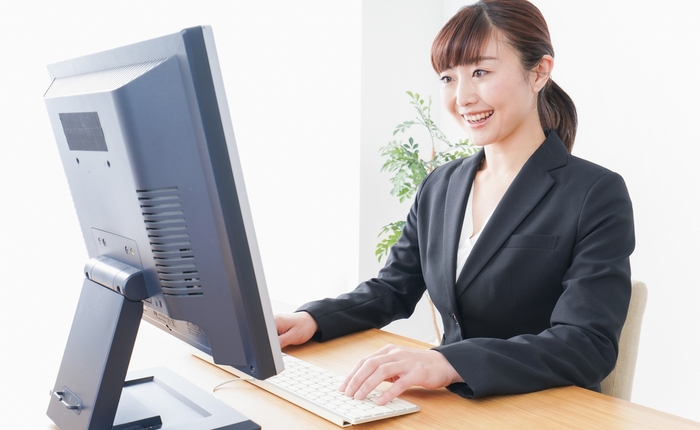 PCを操作するビジネスパーソン