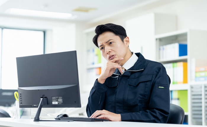 納期管理に悩まされているビジネスパーソン