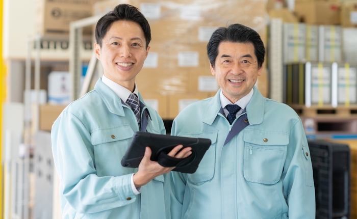 倉庫でタブレット端末を手に持つ2人の作業員